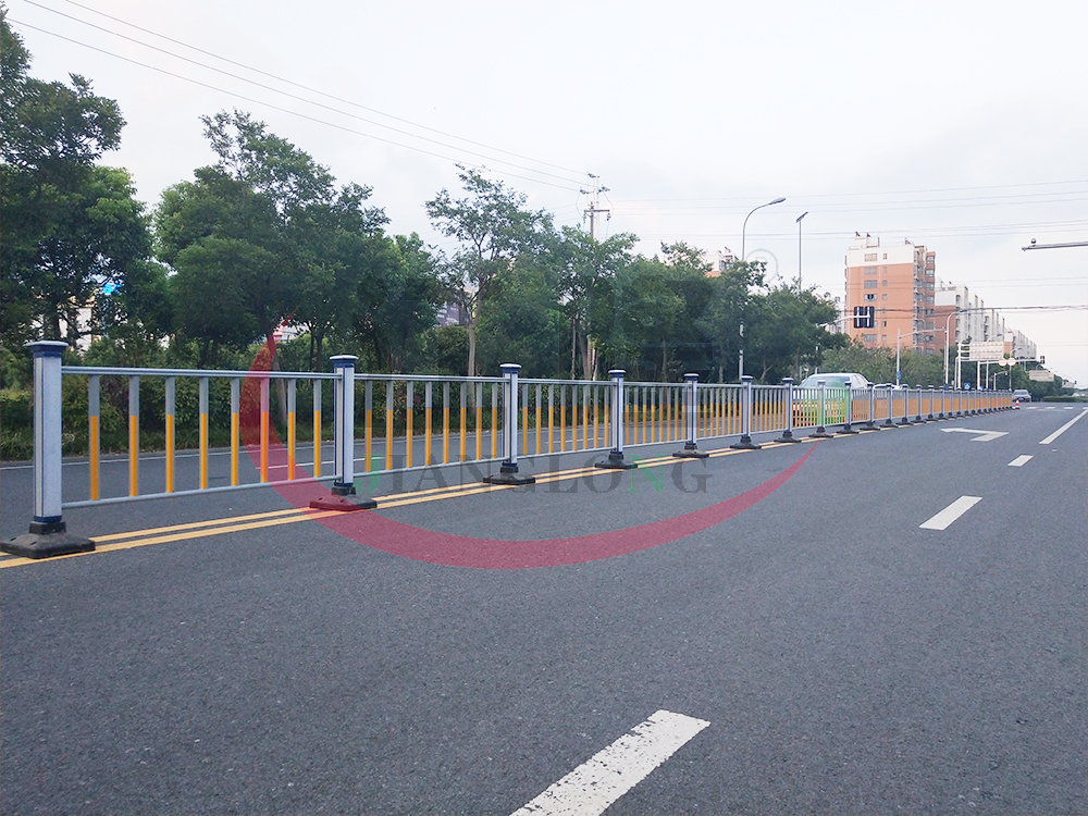 道路護（hù）欄